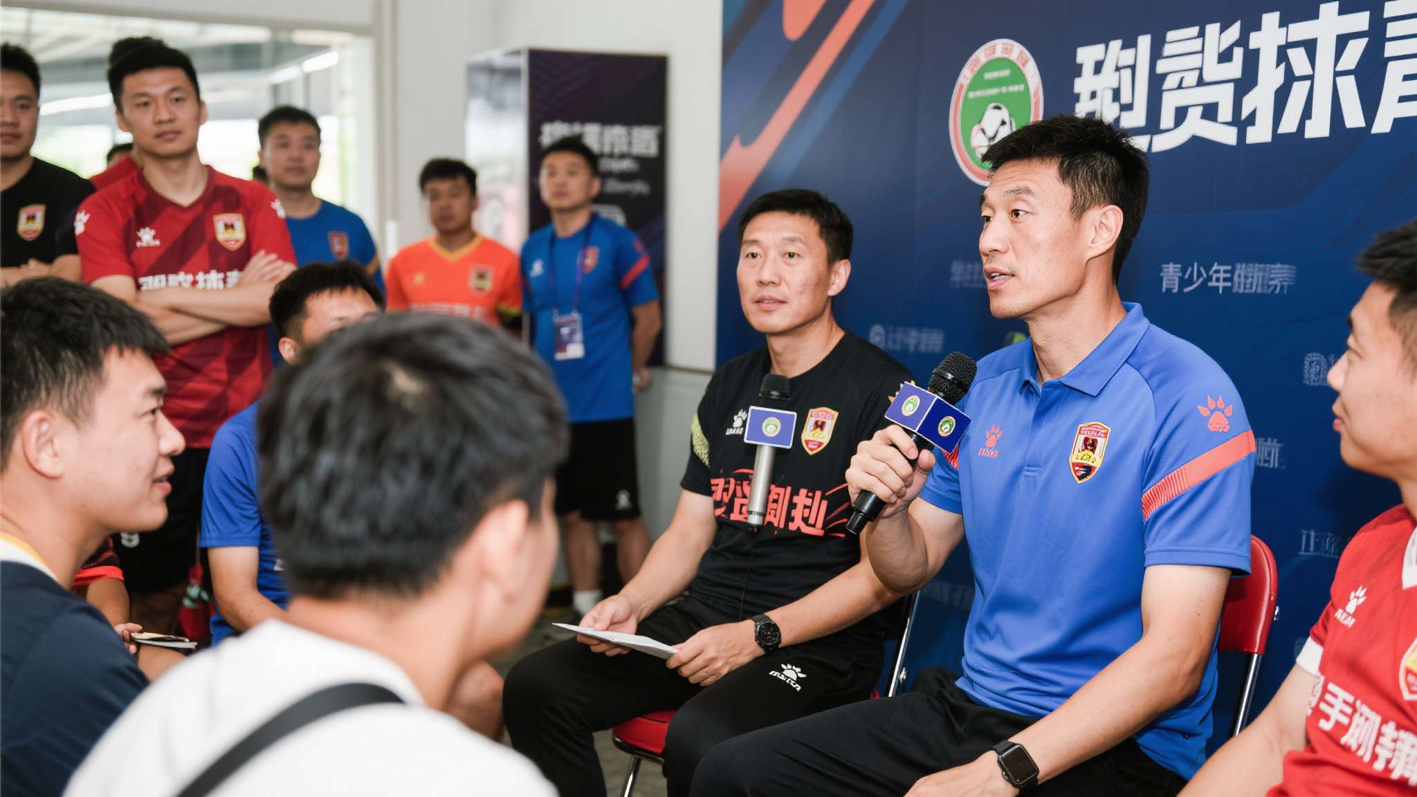 百余名球迷探营亚泰基地 主帅阎峰：年轻球员成长需要时间，请允许他们犯错